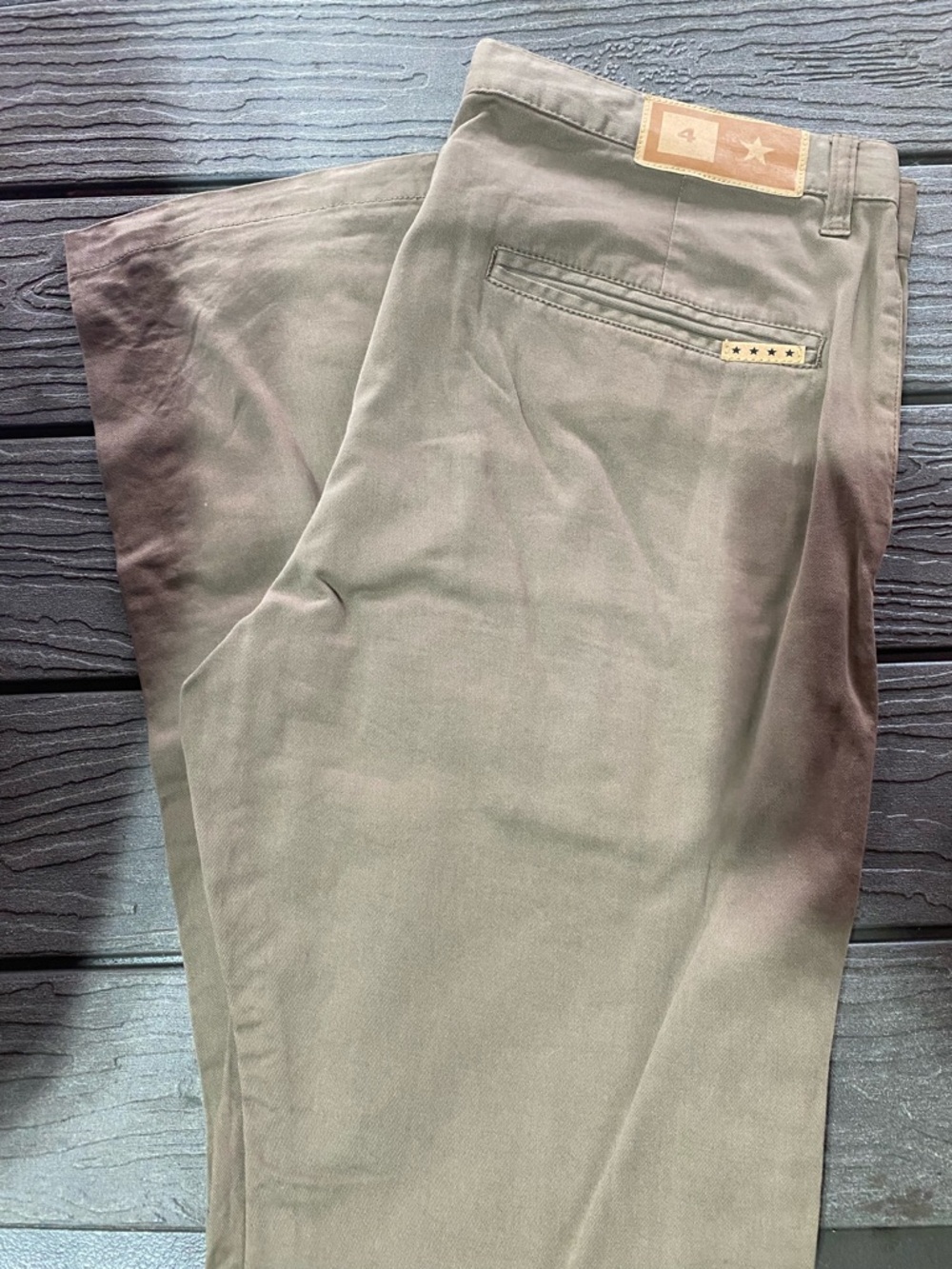 Men's Star-Accent Chino Pants in Olive